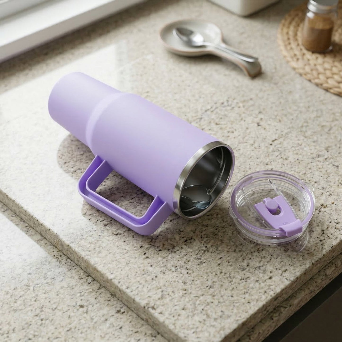 Tumbler showing ergonomic handle and lid